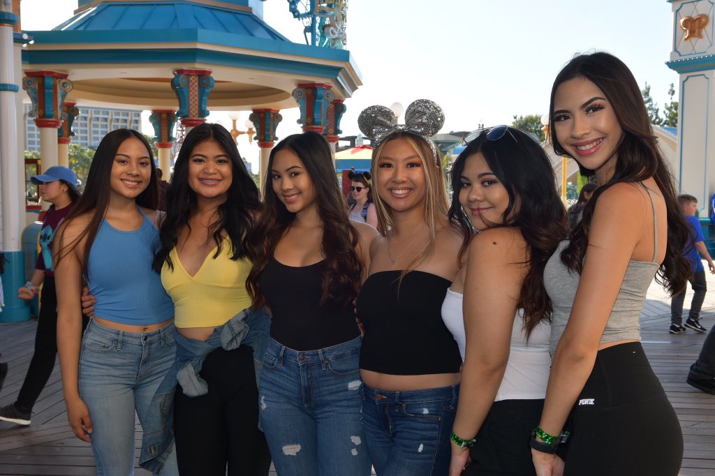 GradBashSquad's tweet image. Grad Bash at Universal Studios Grad Night! Gonna be Lit! Having fun before college and our highschool chapter ends! Great memories make memorable stories! 💙💛💚❤#MeetMarshmelloUniversal #classof2019 #gradbash2k19 #gradbash #graduates #friends Universal Studios Hollywood