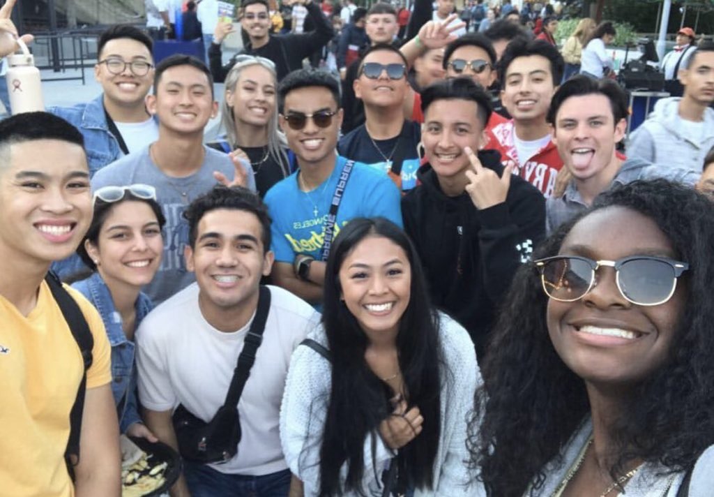 GradBashSquad's tweet image. Grad Bash at Universal Studios Grad Night! Gonna be Lit! Having fun before college and our highschool chapter ends! Great memories make memorable stories! 💙💛💚❤#MeetMarshmelloUniversal #classof2019 #gradbash2k19 #gradbash #graduates #friends Universal Studios Hollywood