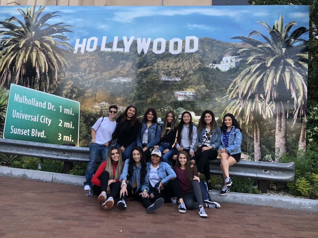 GradBashSquad's tweet image. Grad Bash at Universal Studios Grad Night! Gonna be Lit! Having fun before college and our highschool chapter ends! Great memories make memorable stories! 💙💛💚❤#MeetMarshmelloUniversal #classof2019 #gradbash2k19 #gradbash #graduates #friends Universal Studios Hollywood