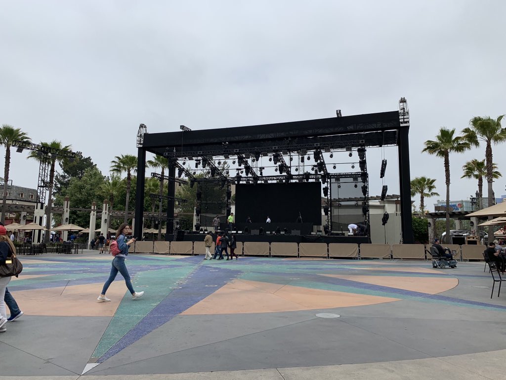 GradBashSquad's tweet image. Grad Bash at Universal Studios Grad Night! Gonna be Lit! Having fun before college and our highschool chapter ends! Great memories make memorable stories! 💙💛💚❤#MeetMarshmelloUniversal #classof2019 #gradbash2k19 #gradbash #graduates #friends Universal Studios Hollywood