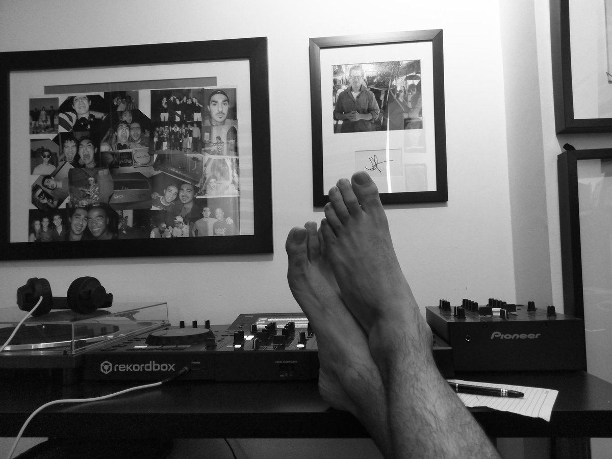 djleandromusic's tweet photo. SUMMER IS HERE! 

Back at it once again bringing you another #ColoursOfHouse #podcast your way...  Bringing only the best in what house music has to offer !

#studio #studiomode #instudio #djleandro #thedjlife #lifeofadj #housemusic #deephouse #afrohouse https://t.co/3aotltCybC