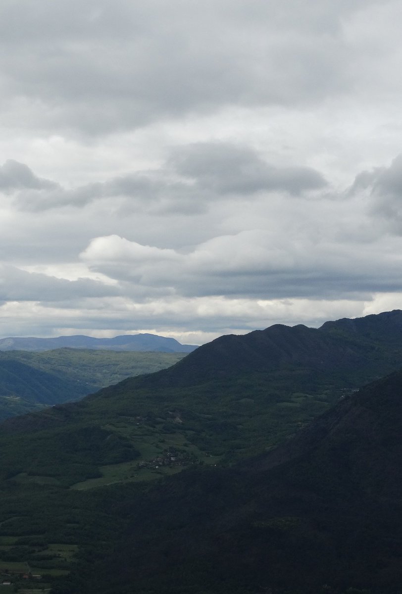 risio1958's tweet photo. Le #nuvole se ne andranno? #paesaggio #landscape #clouds #greysky #cielogrigio #vogliadisole #wantsummer https://t.co/psag1yQe7F