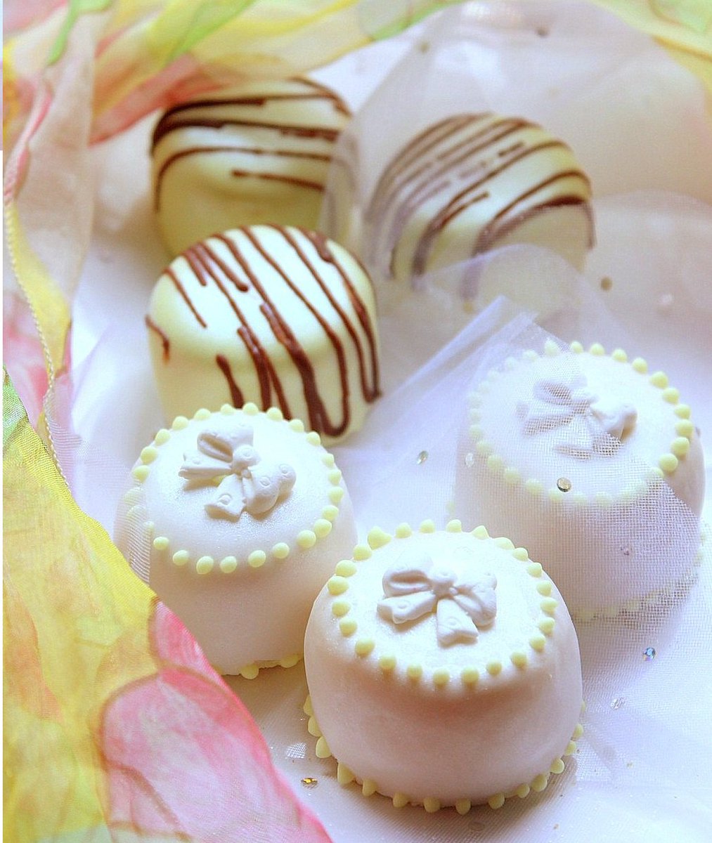 MKHABEZD'origine Algéroise c'est une pâtisserie alliant l'amande et un glaçage au sucre à la pistache, aux noix ou aux noisettes.Le glaçage doit être « parfait » pour donner un aspect lisse, homogène et épais. Il peut également être coloré et décoré de perles ou fleurs en sucre