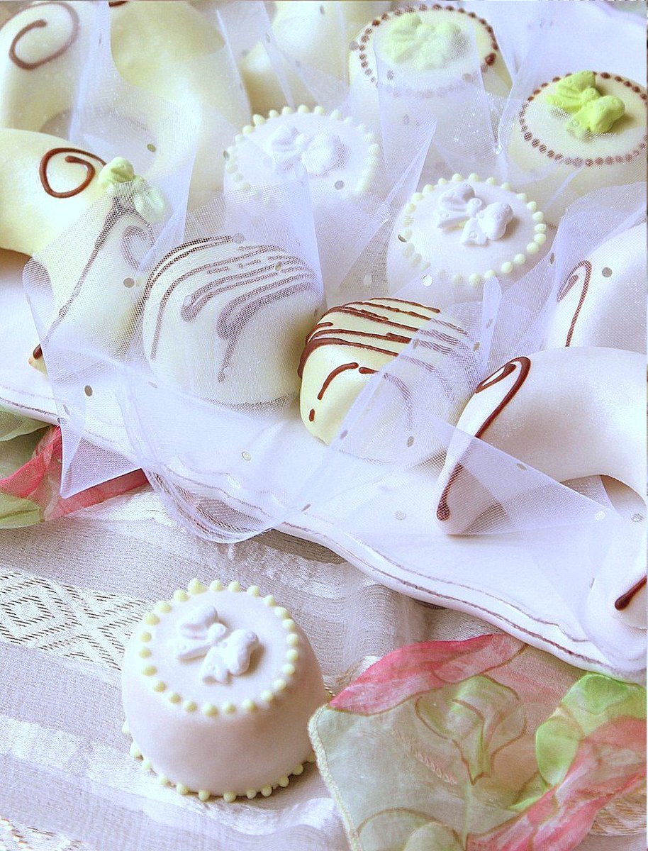 MKHABEZD'origine Algéroise c'est une pâtisserie alliant l'amande et un glaçage au sucre à la pistache, aux noix ou aux noisettes.Le glaçage doit être « parfait » pour donner un aspect lisse, homogène et épais. Il peut également être coloré et décoré de perles ou fleurs en sucre