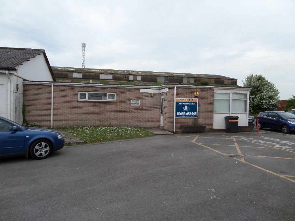 DLP_SURVEYORS's tweet photo. OFFICE TO LET - PORT TALBOT! Single storey 1,345 sq.ft. office suite + car parking. Available to let on flexible terms - from only £5.00 psf! #neathPT #wales #commercialproperty https://t.co/g1TuOsYvG6