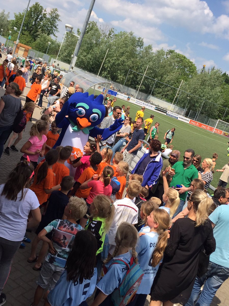 arnavanwerd's tweet photo. #Pinpin was vandaag aanwezig bij het schoolvoetbaltoernooi ⚽️ @vvNwlekkerland #winactie #kaartjesEKkwalificatiewedstrijd  #Rabojongerenrekening #zakgeldapp @RabobankAV @marije_boele https://t.co/dB7km08HY1