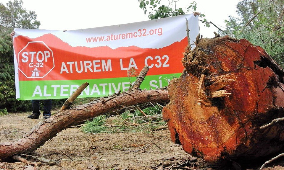 aturemc32's tweet photo. Això està passant a #Lloret, tala indiscriminada, tot i haver-hi recursos admesos a tràmit, tot i que encara hi ha terres per expropiar. Necessitem la vostra ajuda. @elpuntavui @ecologistes @_anapastor_ @SosCostaBrava @La_Directa @paurodra @Catinformacio @totesmoutv3 @rac1 https://t.co/uvfUhr3Jdn