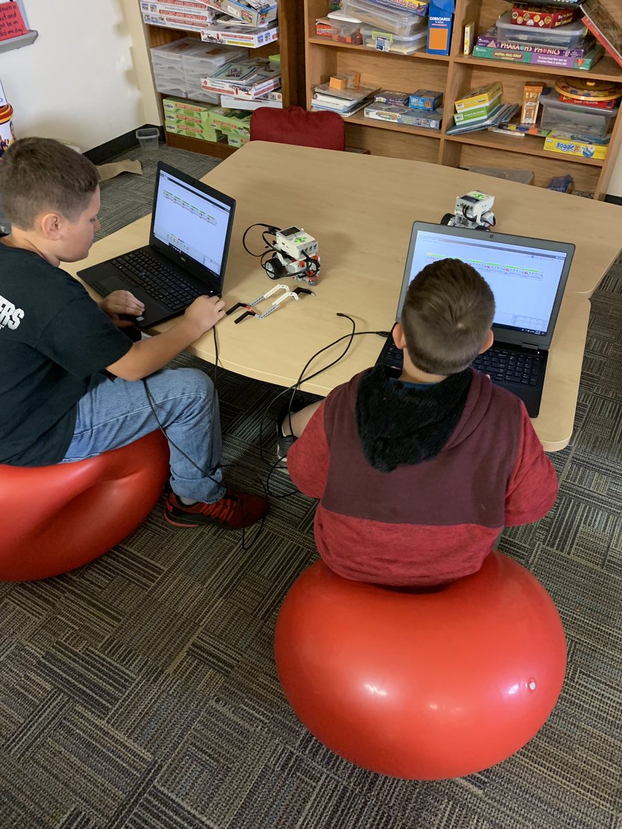 MillerSciSpdway's tweet photo. These awesome fifth graders are showing some excited third graders how to program robots! These third graders may the future robotics members! #STEMLovers #ChallengeLab #TallyBEST #KISDBEST https://t.co/nyKmUuCIDH