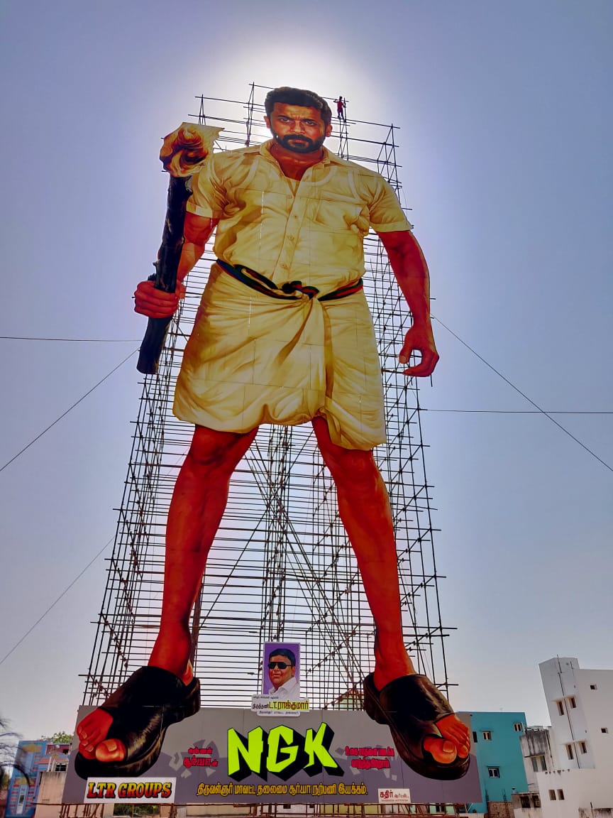 velailla_rajesh's tweet photo. React ur choice 

#WorldLargestcutout 

@dhanushkraja RT🔃

@Suriya_offl like ❤

#Marri2 vs #NGK https://t.co/uZ7GL5M0e2