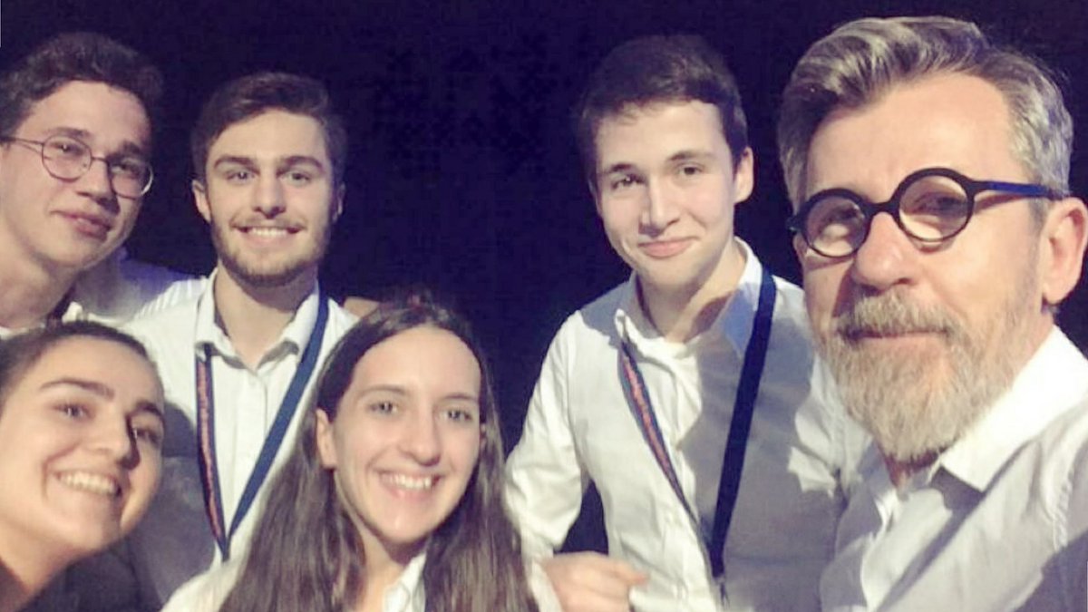 gourmaud_jamy's tweet photo. À 17 ans, vainqueurs des olympiades de sciences de l'ingénieur de l'UPSTI pour leur dispositif flottant d'analyse de l'eau des lacs (lycée Turgot de Limoges).

Ils appartiennent à une génération qui croit en l'homme et la planète🌍 Journée extraordinaire au milieu de ces génies🤓 https://t.co/kudQVNhKar