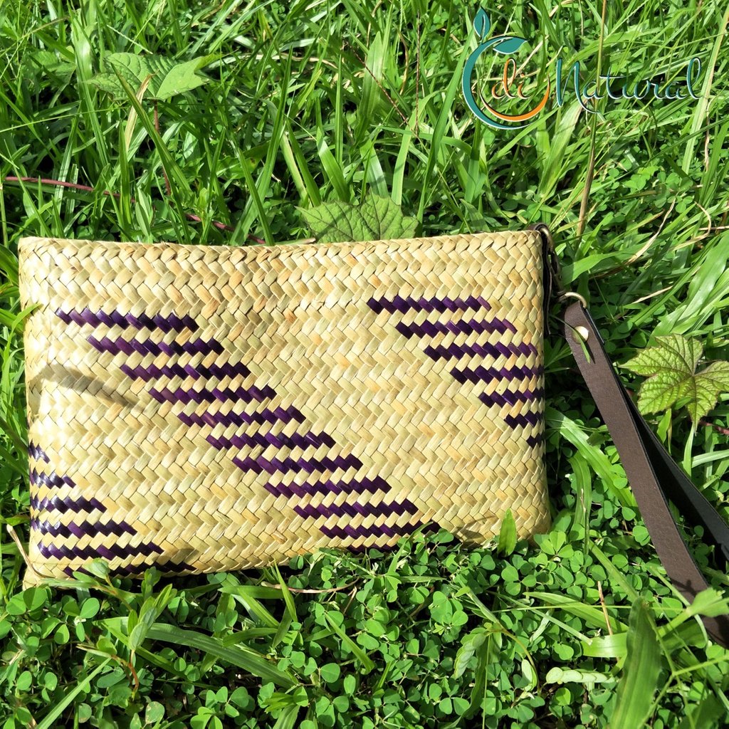 Natural woven straw purse wristlet, purple and beig colors. Handmade original clutch bag. Unique and different handbag. 🧡 etsy.com/listing/633935… 🧡#wristlet #strawpurse #strawbags