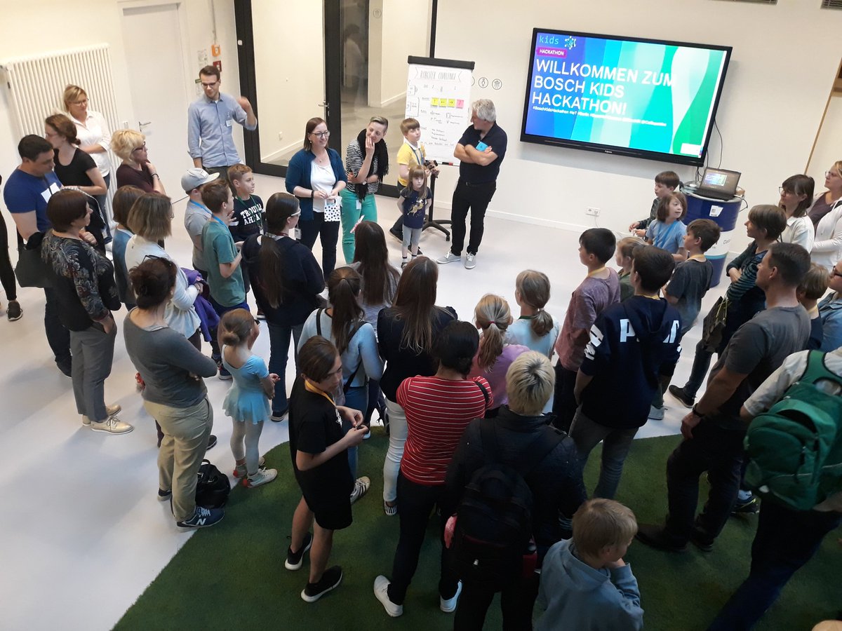 KleinesRicarda's tweet photo. Zu Ende ist er. Unser wunderbarer #CalliopeMini #KidsHack am #IoT Campus. Höchst ehrgeizig programmierten über 20 Kinder ihre erste Discokugel, ihr erstes Auto und "Alle meine Entchen". Toll!
@BoschSI @charlyToRio @susy2space https://t.co/ndtMUqAOg1