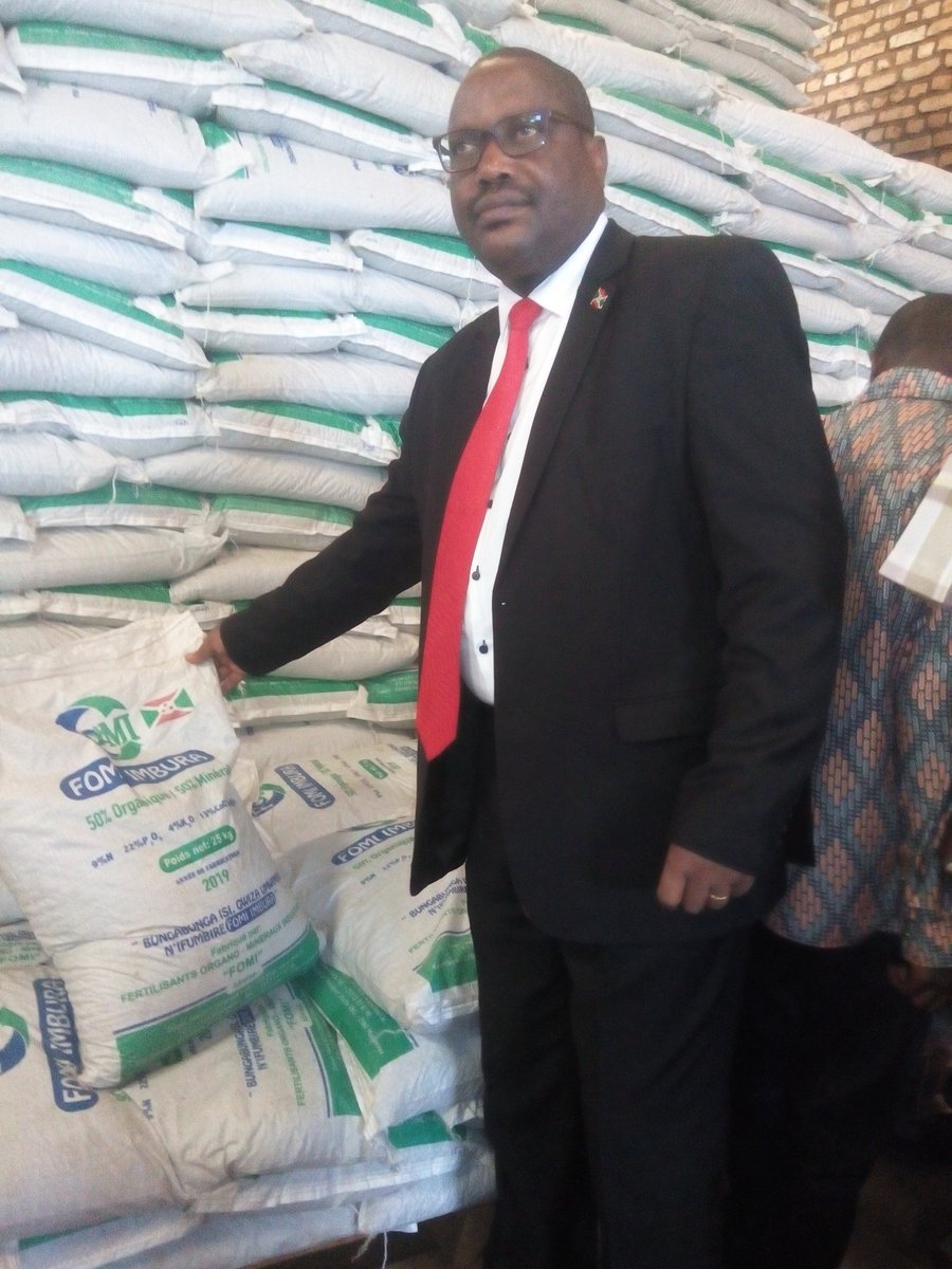1000T de #FOMI sont entrain d'etre dechargés dans le hangar de stockage du BPEAE <a href="/Gitega/">Province Gitega</a> pour  la saison 2019C. <a href="/DRurema/">Dr Déo-Guide RUREMA</a> lance un appel aux producteurs de continuer à se faire enregistrer et payer l'avance. #FOMI est entrain d'etre acheminée dans toutes les provinces