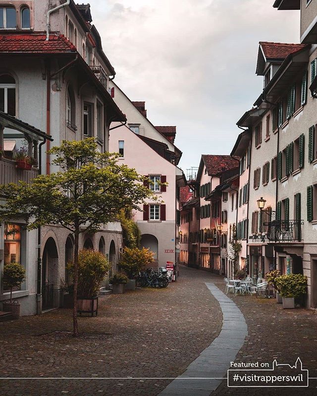 Stroll the Rappi Altstadt, warm yourself with a good coffee or a hot cocoa and take a picture. Best thing to fight this weather ❤
.
Congrats!
.
★ Visit Rapperswil Feature ★
Picture by - <a href="/doeeme/">Jane Doee</a>
Selected by - <a href="/sergioshootz/">Sergio Navarro</a>
.
Show ❤👏 to the origina… bit.ly/2I1ZVba