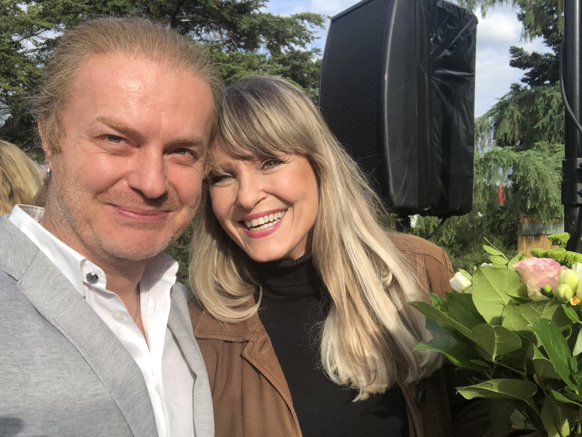 Pavel_Sporcl's tweet photo. Dnes jsme se s Chantal Poullain potkali na křtu knihy k 50 narozeninám Botanické zahrady.
#botanickazahrada #blueviolin https://t.co/TPpkcAJp6L