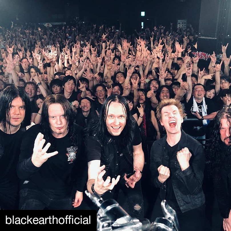 KIXXX_METAL's tweet photo. 超伝説的なメタル界ABOTT兄弟が隣同士の墓標となったというニュースを見たら、今でもAMOTT兄弟のメタルプレイを見れるっていう環境はとても貴重で幸せなんだと思う。
#AMOTT #BROTHERS #blackearth #ARCHENEMY https://t.co/Q9FaGdNA0p
