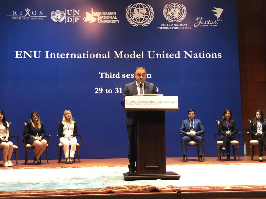 AzEmbassyKz's tweet photo. Ambassador Rashad Mammadov delivered a speech at the opening of the Third session of Eurasian National University International Model United Nations in Nur-Sultan @eynaddinoglu @ENUofficial @enuimun #Azerbaijan #Kazakhstan #NurSultan #UN https://t.co/mhomEIiQ5K https://t.co/0HCvkcphY1