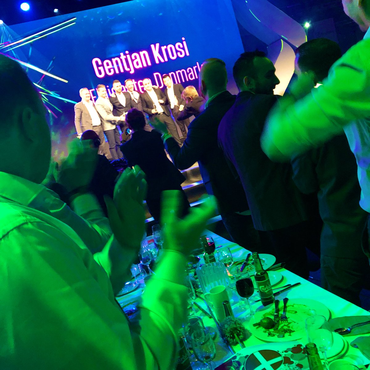 Sådan ser det ud, når der skal klappes af nogle af de dygtigste folk fra vores varehuse. Skud ud til personalet, der hjælper kunder hver dag. Tager hjem efter gode dage i Oslo - Elgiganten er jo faktisk et meget sjovt sted at arbejde. 😀