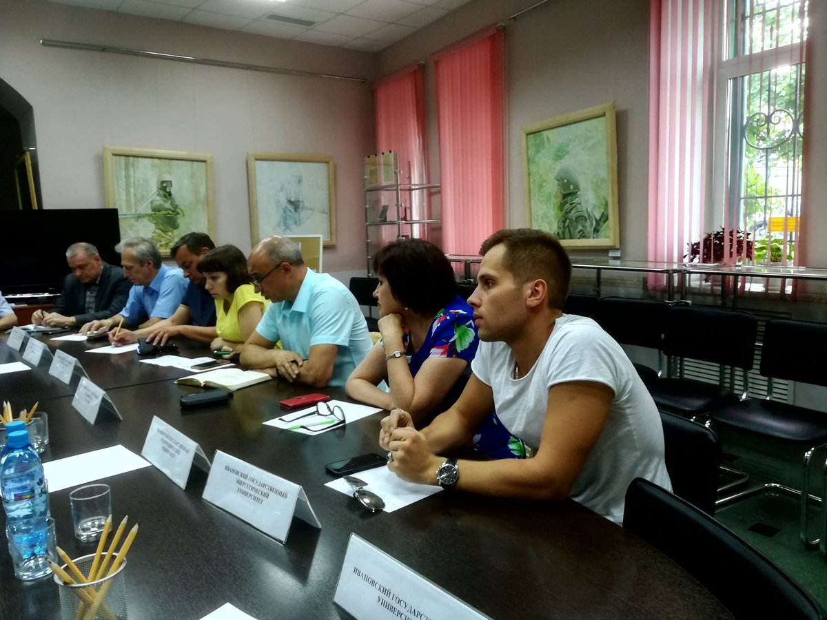 idn37's tweet photo. В #ИвановскийДомНациональностей проходит совещание, посвященное профилактике терроризма и экстремизма среди студентов вузов. Участники - представители Департамента внутренней политики, #ИДН, администраций вузов, правоохранительных органов обсуждают формы и методы такой работы https://t.co/SbCA8GzLtR