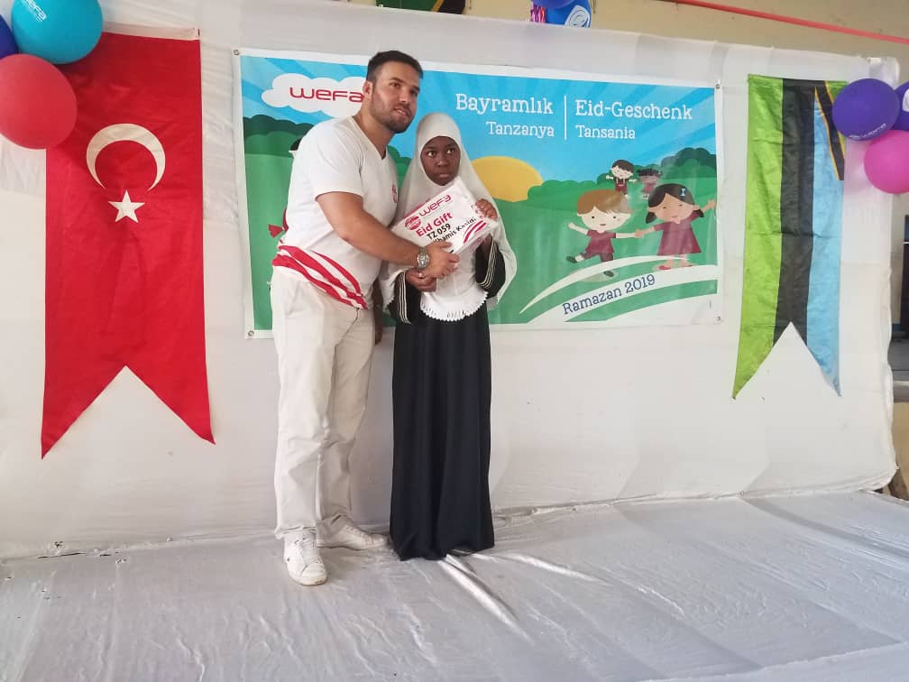 wefaorg's tweet photo. #Tanzanya'da bulunan ekibimiz #yetimlerimize #bayramlıklarını hediye etti.

💻 Web: https://t.co/QSnTtTPYWc
📞 Tel.: +49 221 880 64 80
📲 WhatsApp: 0049 178 325 62 07
#Ramadan2019 #Ramadan #Ramazan2019 #Ramazan #KardeşPayıYapalım https://t.co/vHTvgZqXuF