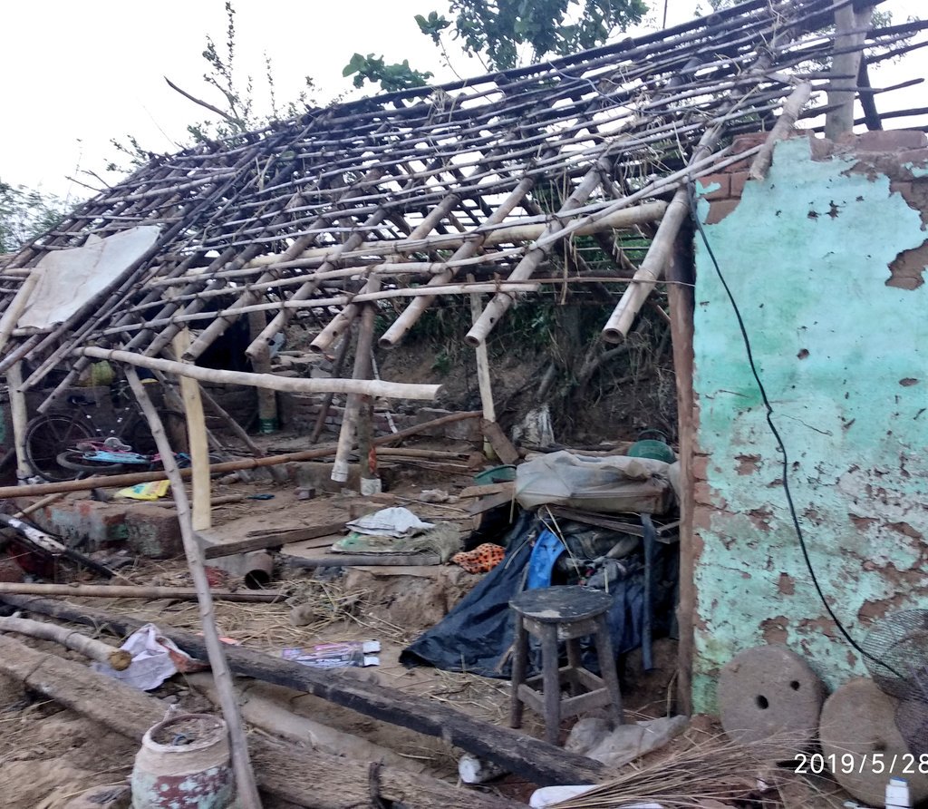 biswajitmohanty's tweet image. #CycloneFaniUpdates Wonder how this family whose hut has been destroyed by the cyclone will be compensated ? They are landless "encroachers" who built the house on govt land ! @SRC_Odisha should list such landless families and direct the collector to allot homestead land first