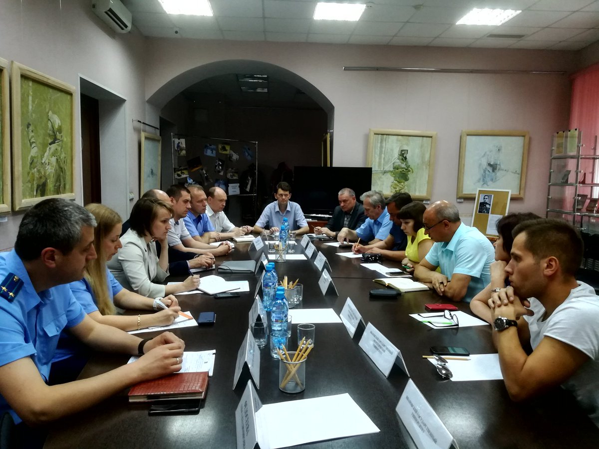 idn37's tweet photo. В #ИвановскийДомНациональностей проходит совещание, посвященное профилактике терроризма и экстремизма среди студентов вузов. Участники - представители Департамента внутренней политики, #ИДН, администраций вузов, правоохранительных органов обсуждают формы и методы такой работы https://t.co/SbCA8GzLtR