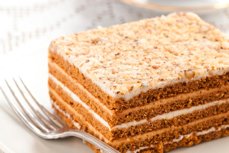 LE CASTELOriginaire d'Annaba le Castel est un gâteau à base de cacahuètes ou de noisettes, fourré de crème au beurre au caramel. Il tire son nom de l'arabe algérien, signifiant « noisettes ». Dans la ville d'Alger, il est connu sous le nom de « russes ».