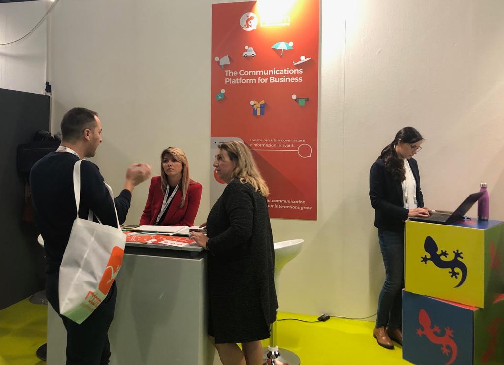 Rdcom_'s tweet photo. I cambiamenti tecnologici, economici e culturali hanno dato vita ad una nuova generazione di consumatori e il retail, punto di incontro con i brand, si apre al digital.
Dopo un po’ di tempo in giro per il mondo, siamo contenti di essere tornati a #milano al #NetcommForum2019 https://t.co/X73Nc8Q72s
