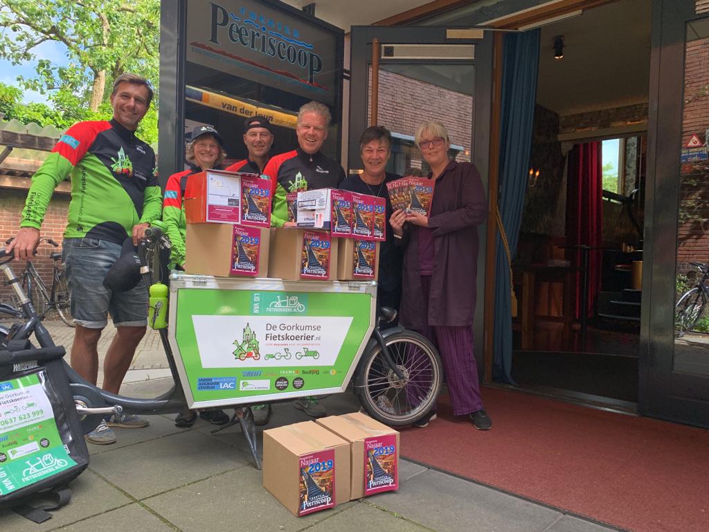 Deze week krijgen 7.500 huishoudens in Gorinchem ons nieuwe programmaboekje in de bus. De Gorkumse Fietskoerier zorgt voor de verspreiding. Woningen met een Nee-Nee sticker worden overgeslagen, maar die kunnen een boekje ophalen of een mailtje sturen naar info@peeriscoop.nl