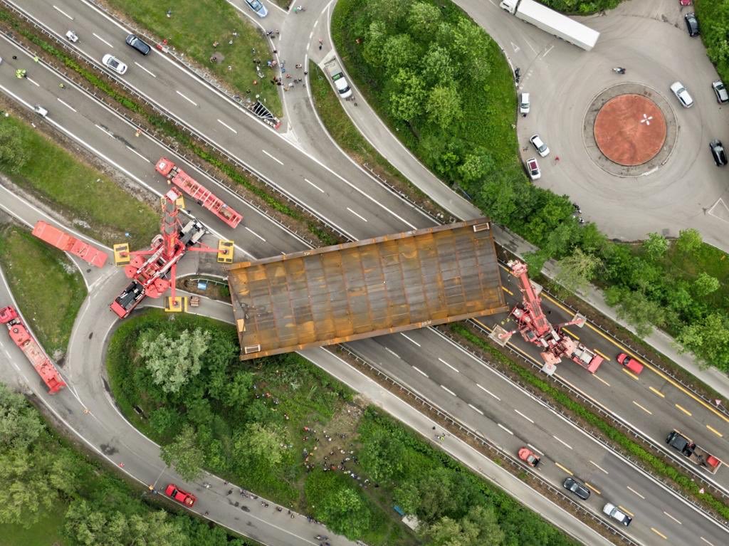 MassimoSertori_'s tweet photo. 🔴🔴 I lavori di posa del #Ponte di #Annone procedono. Guardate dalle immagini.
A breve vi comunicheremo l’orario di riapertura della #Statale36! Seguitemi 😉 https://t.co/MCLA691YSd