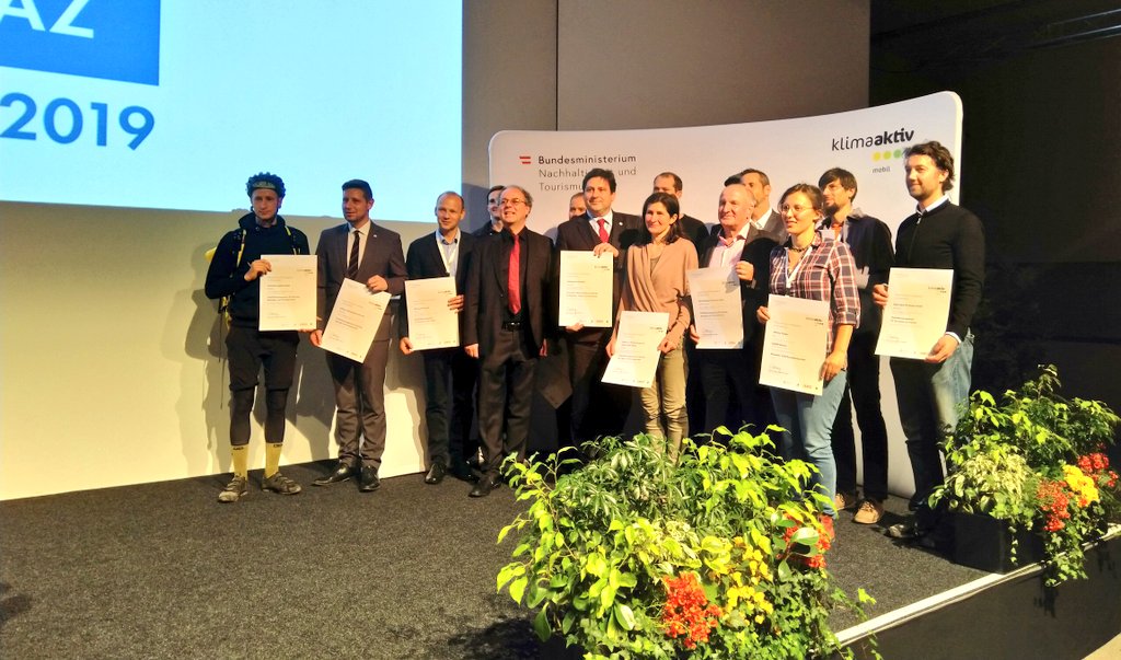 radgipfel's tweet photo. Die stolzen Empfänger der @klimaaktiv Auszeichnungen beim #radgipfel2019.
Herzlichen Glückwunsch und danke für Ihren Einsatz zum #Klimaschutz! https://t.co/kI13ziq2lZ