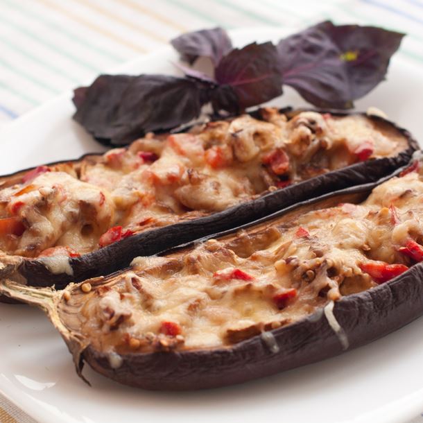 DOLMA BATENJEND'origine Algéroise. La préparation des dolmas est laborieuse et nécessite de la patience. On les confectionne parfois avec son entourage. Ils peuvent ainsi servir de prétexte pour tester les talents culinaires d'une future belle-fille.