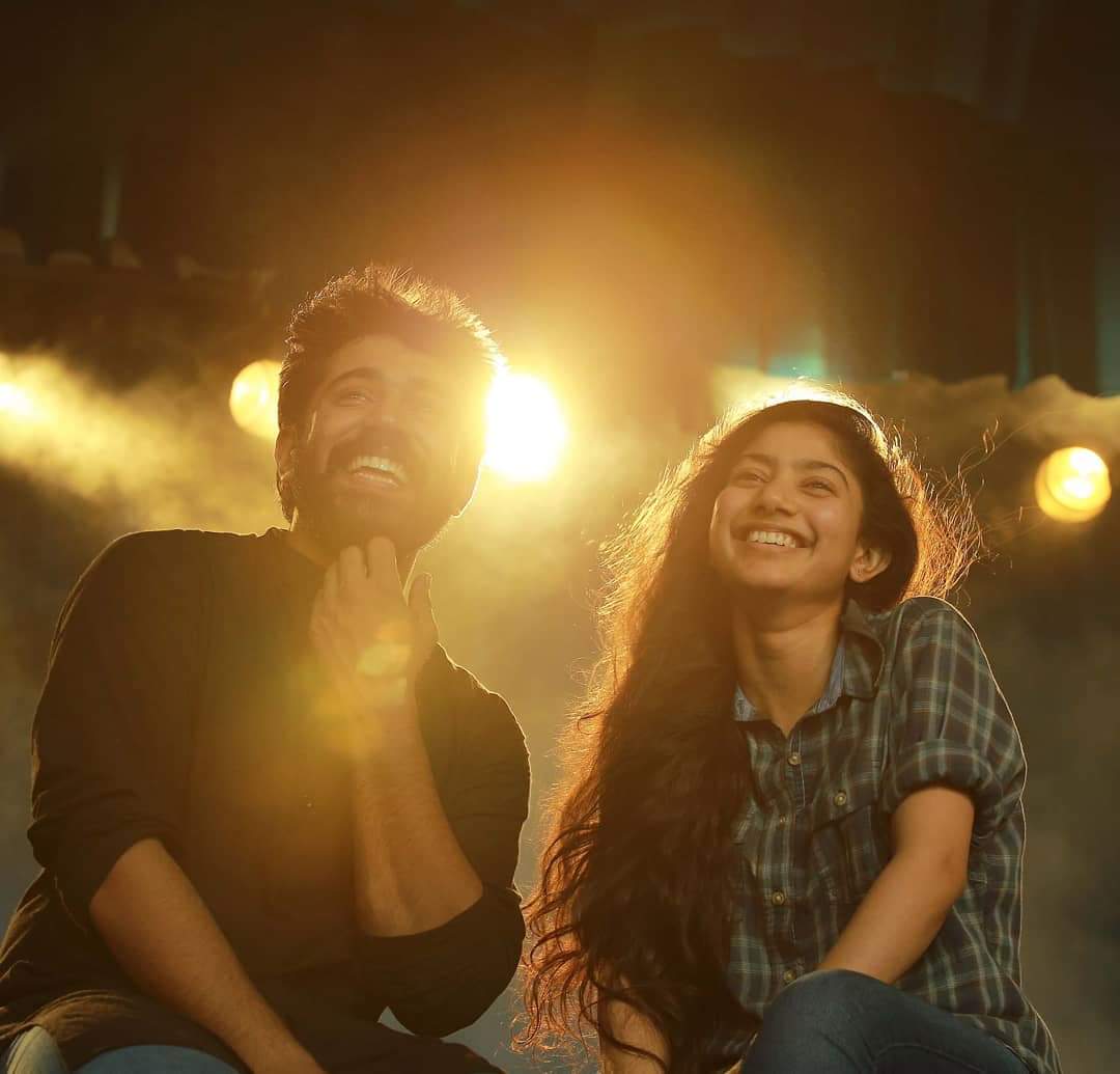 Nivinfanstweets's tweet photo. ഫീൽ  എന്നൊക്കെ പറഞ്ഞാൽ അത് ഇതാണ്...പ്രേമം❤️
ആലുവയിൽ സിനിമ സ്വപ്നം കണ്ട് നടന്നിരുന്ന കുറച്ച് പയ്യന്മാരുടെ പ്രേമം..❤️

Alphonse Puthren Magic ❤️ 4 Years Of Premam 😍

#4YearsOfSensationalPremam https://t.co/gdMZjxyBse