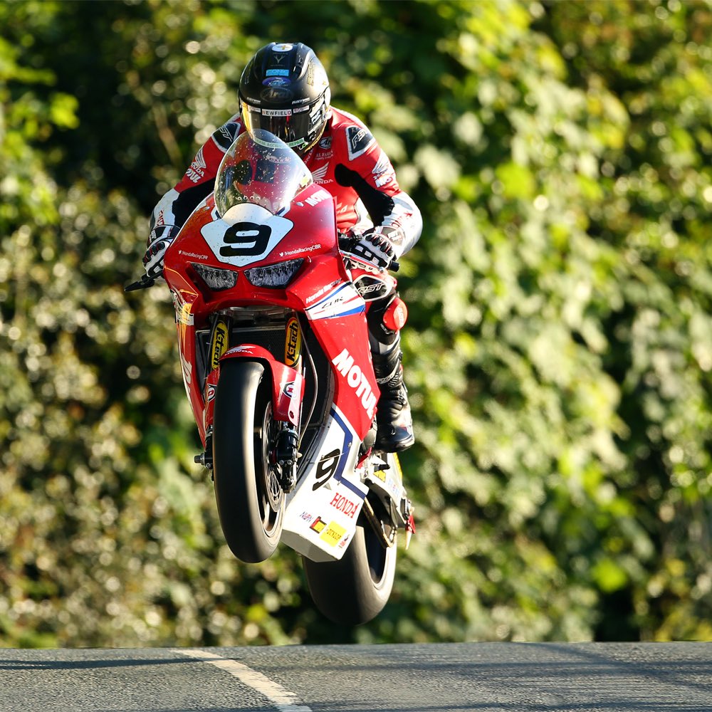 Motul_uk's tweet photo. Australian road racing star @davojohnson20 of @HondaRacingCBR gives us a bit more than just a wheelie during qualifying at the @ttracesofficial!
#MOTUL #MOTULpower #MOTULoil #FactoryLine #IOMTT #LoveTT #WheelieWednesday #AirTime
📸 @Impact_Images https://t.co/4Zpbifiy19