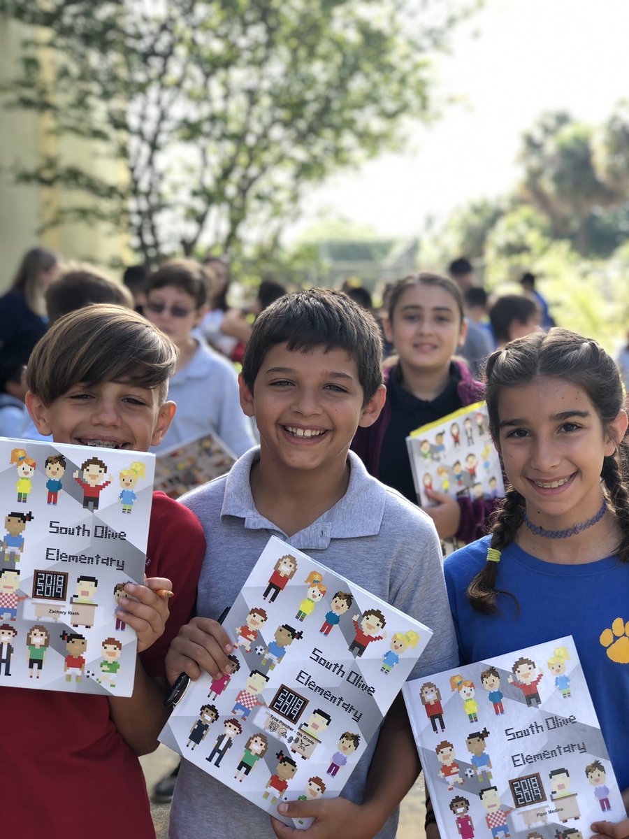 EstupinanSam's tweet photo. 5th grade yearbook signing @SouthOliveTiger @LutterJocelyn @ilona_nixon @MichelleReadWPB https://t.co/1jLJKE5t4Z