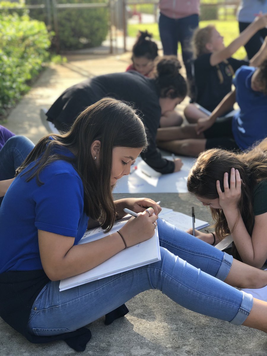 EstupinanSam's tweet photo. 5th grade yearbook signing @SouthOliveTiger @LutterJocelyn @ilona_nixon @MichelleReadWPB https://t.co/1jLJKE5t4Z