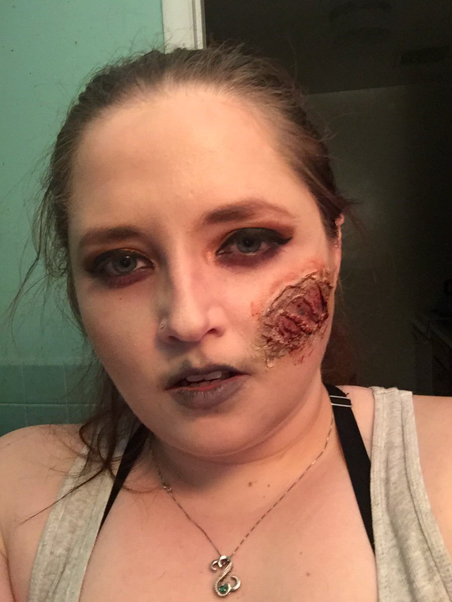 SetsunaMoon1709's tweet photo. I did a zombie look to play 7 days to die https://t.co/tTjpUOT0Np