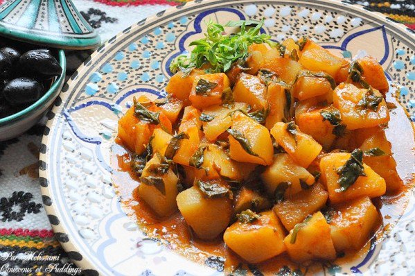 BATATA FLIOUun ragoût de pommes de terre à la menthe pouliot. Originaire de la région de Blida, dans la plaine de la Mitidja, zone marécageuse où pousse cette plante qui lui confère son goût subtil et léger. Se prépare avec la dersa, ainsi qu'un œuf rajouté en fin de cuisson.