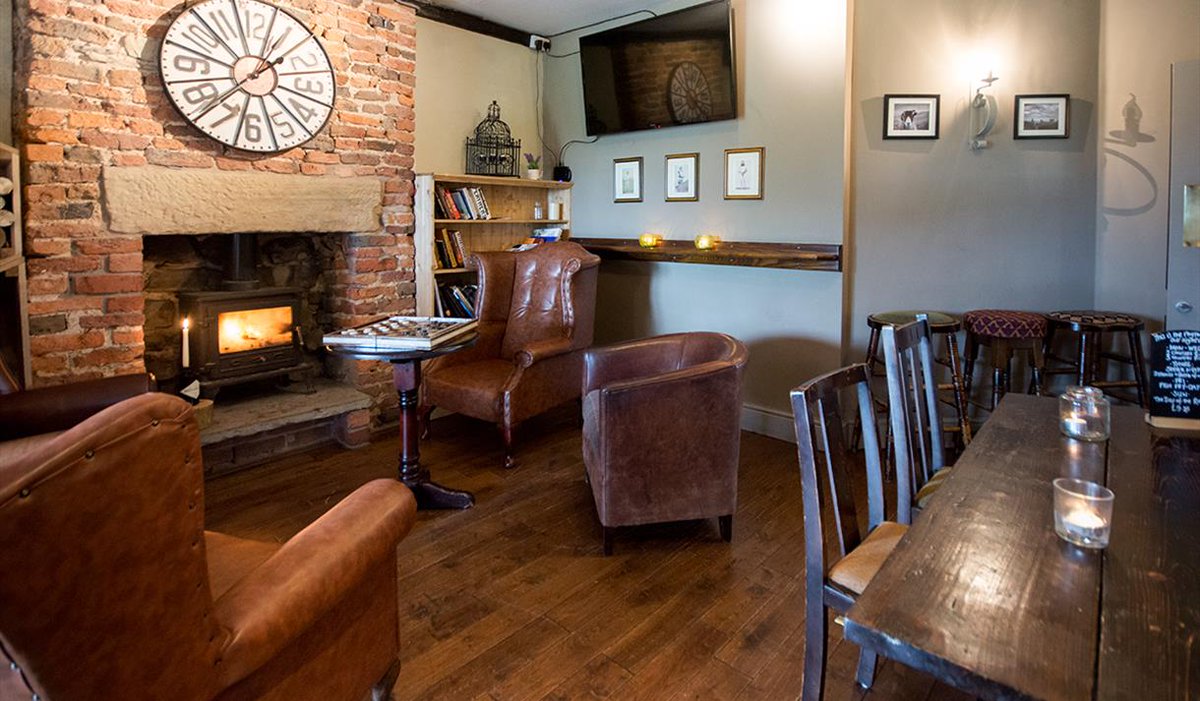 Lancs_Cookbook's tweet photo. Huge welcome to one of our newest contributors @thegreenmaning1, tucked away in the heart of the Lancashire countryside these guys serve up an impressive menu of good old hearty pub grub - and the views aren't too bad either! #Lancashire #foodie https://t.co/CDX3W2x3Wf