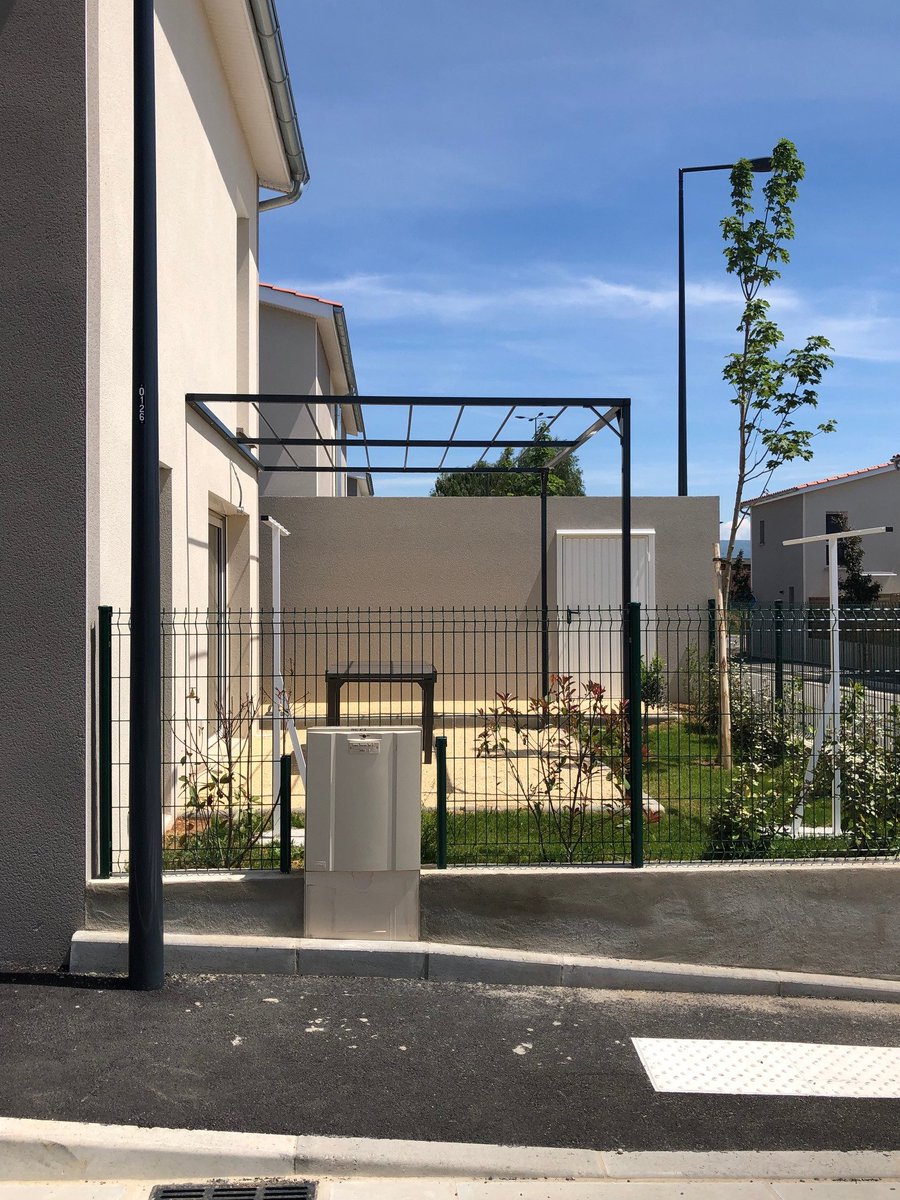 FederalyG's tweet photo. [𝙇𝙞𝙫𝙧𝙖𝙞𝙨𝙤𝙣] 🔑"Le Hameau des Rosiers", à Romans-sur-Isère (26), à été livré par la société #2LMO #maitre d'oeuvre. 33 villas ont été réalisées pour le compte de #PLURIMMO.  Un chantier mené à bien par nos équipes #Moneron, RJR, #Ecoconcept, Cab Design et Cap Trading https://t.co/0aoqV8LiIr