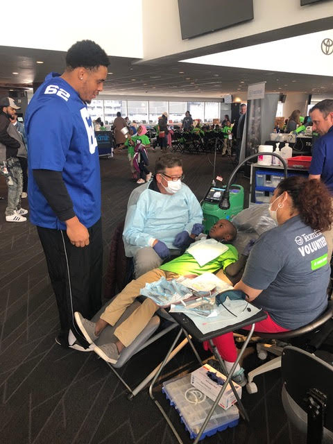 waterlase's tweet photo. Thank you, Chad Slade, and @NewYorkGiants for your support during the @TeamSmile event at @MetLife! We were happy to put a smile on this little girl’s face with a @waterlase dental laser – zero anesthetics needed! #Dentistry #AdvancingDentistry https://t.co/SmkAqUXLdI