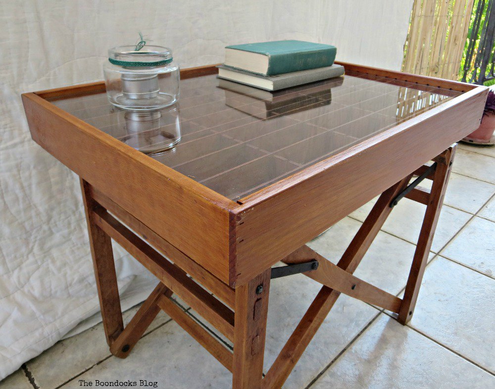 BoondocksBlog's tweet photo. Create a showcase table by repurposing a damaged director's chair and a wooden cassette tape holder. https://t.co/Tw99wYtp7X #repurposes #oldthings #uniquefurniture #chairmakeover #showcasetable #glasstabletop #woodcassettetapeholder #directorschair #trashure #DIYProject https://t.co/SQOJjcD7qp