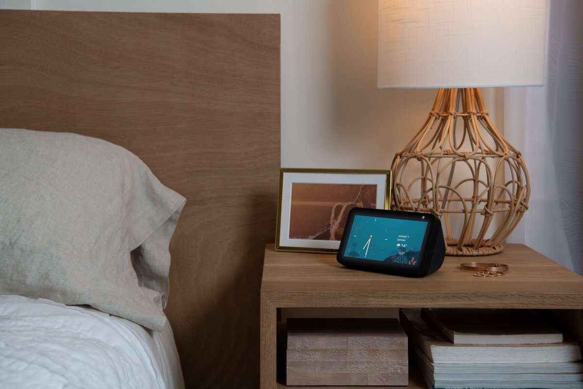 cedric's tweet photo. Amazon lance Echo 5, son assistant vocal à écran tactile, 5,5 pouces de diagonale, une caméra (et son cache-caméra) intégré, 89 euros seulement. À croire qu'ils auraient compris que pour que les gens utilisent leur assistant pour faire du shopping, il lui faut un écran 😇#Echo5 https://t.co/VHlhKXKgnU