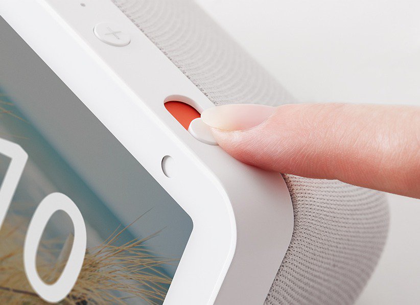 cedric's tweet photo. Amazon lance Echo 5, son assistant vocal à écran tactile, 5,5 pouces de diagonale, une caméra (et son cache-caméra) intégré, 89 euros seulement. À croire qu'ils auraient compris que pour que les gens utilisent leur assistant pour faire du shopping, il lui faut un écran 😇#Echo5 https://t.co/VHlhKXKgnU