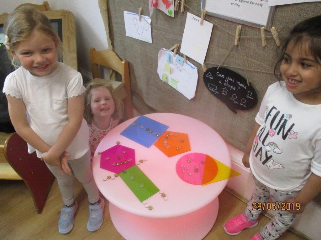 wellsidekg's tweet photo. Enjoying our new sensory light table #makingrobots https://t.co/ywCdmRCNv6