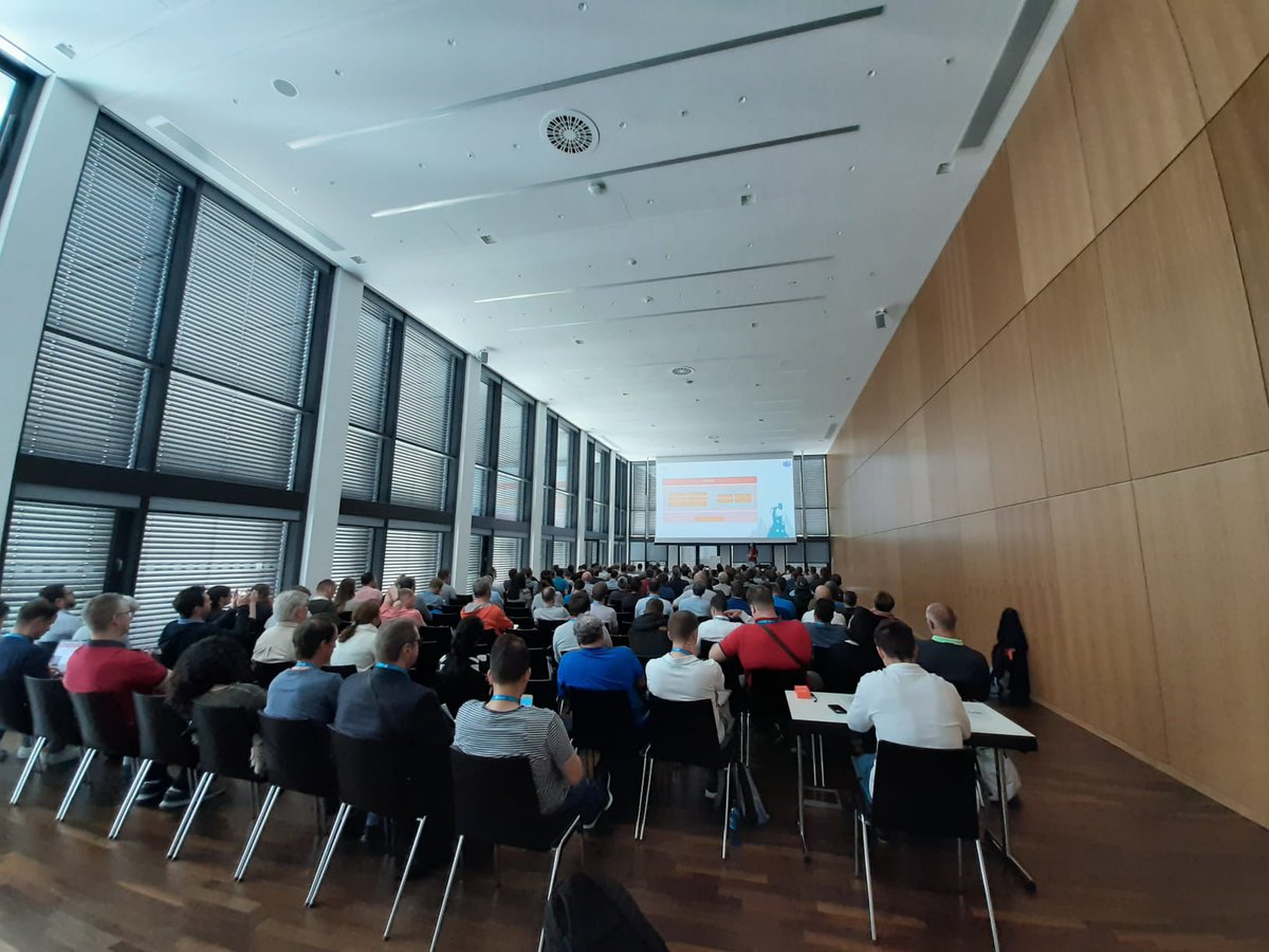 ScoutmanPt's tweet photo. My Migrating to Teams :real case scenarios session! Fully packed! Thanks guys for the feedback ! #collabsummit #MicrosoftTeams #sharepoint #ideaswithoutlimits @IsobarCH https://t.co/0pK0pcPgAn