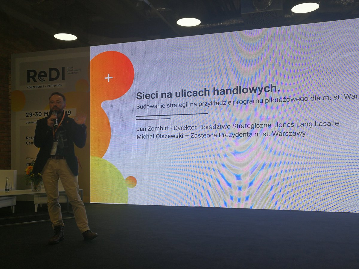radknap's tweet photo. Wiceprezydent Miasta St. @warszawa przedstawia możliwości realizacji strategii dla ulic handlowych miasta podczas #ReDInow @PRCHorg https://t.co/nny0Es1iZa