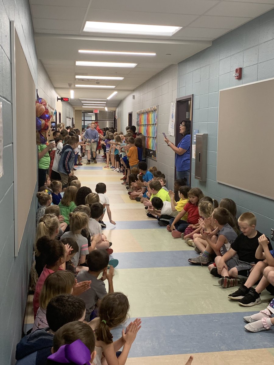 AnnaJones925's tweet photo. Celebrating our graduates from Dixie Heights and Notre Dame. Love that our primary kids can see this and dream for the same success @TinaWartman @TheKCSD #formerfalcons #teamkenton #roadtosuccess https://t.co/NrcoVh3kcc