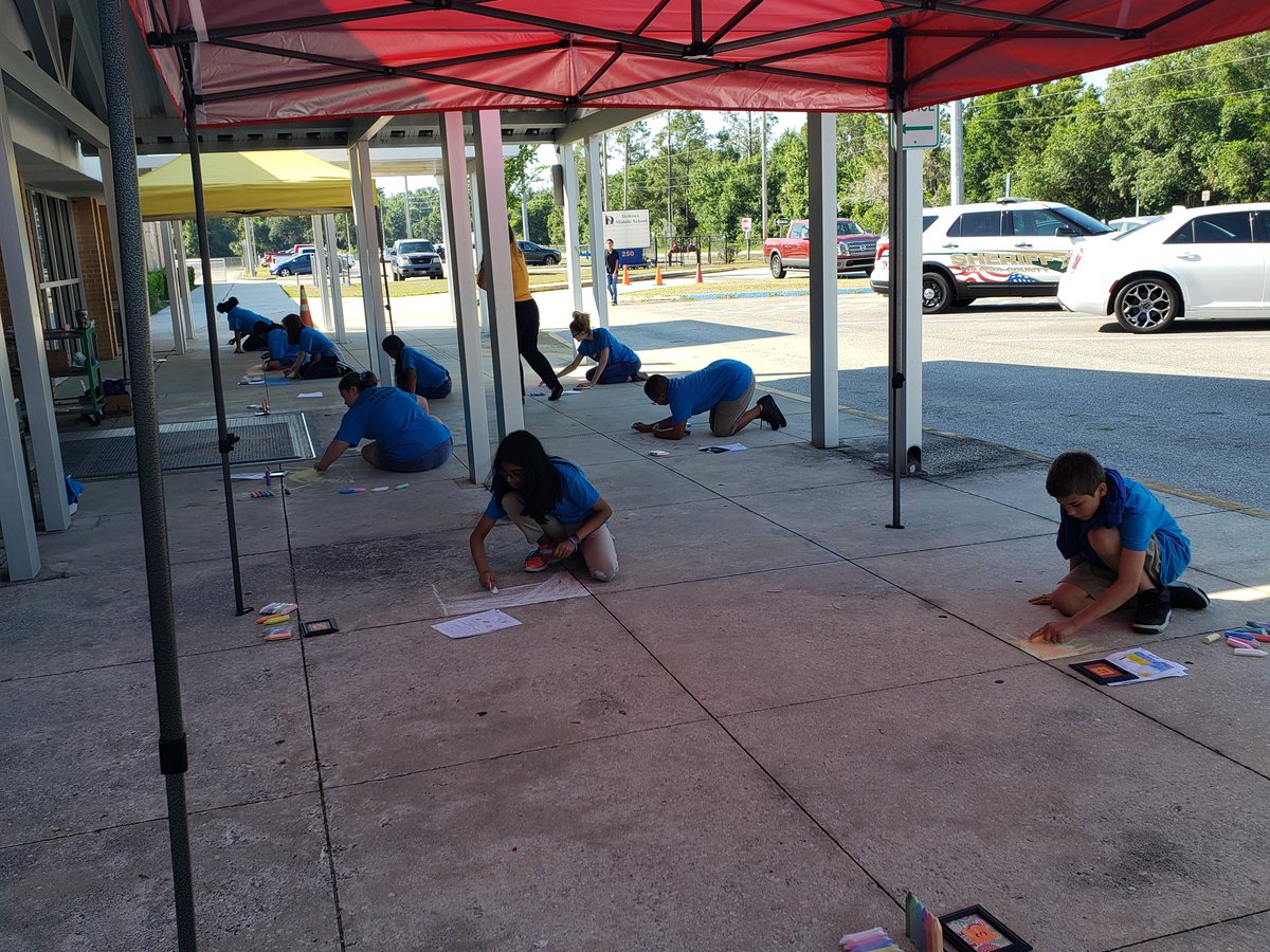 Cahillmomof6's tweet photo. Let the inaugural Sidewalk Chart Art Competition begin @DMS_CHARGERS @inge_rick #ChargerPride #DMSisWhereItsAt https://t.co/Zbklzt8Rho