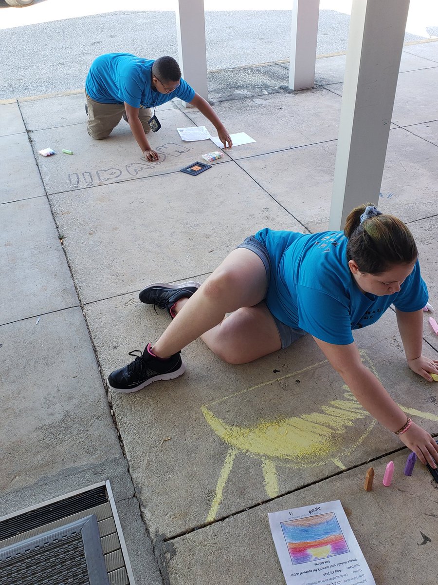 Cahillmomof6's tweet photo. Let the inaugural Sidewalk Chart Art Competition begin @DMS_CHARGERS @inge_rick #ChargerPride #DMSisWhereItsAt https://t.co/Zbklzt8Rho